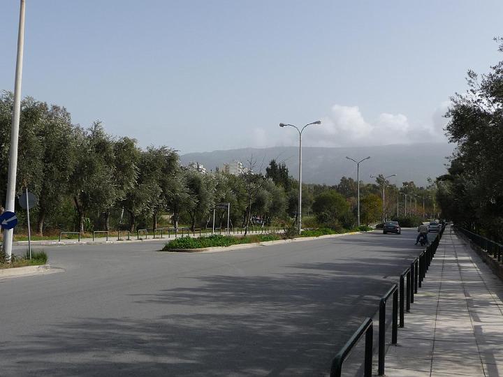 P1000327.jpg - Entrée du campus de l'université ( Panepistimioupolis ) d'Athènes à Ilissia, le campus est immense. Il s'étend jusqu'au pied des montagnes au fond.